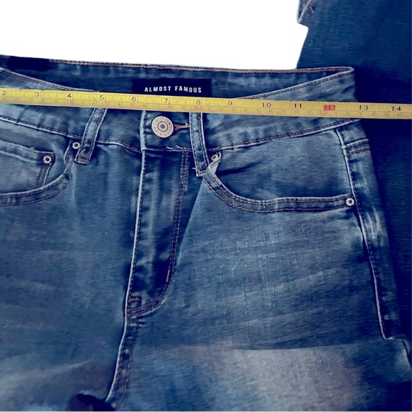 5/25$ ✨ Almost Famous Jeans - Picture 5 of 7
